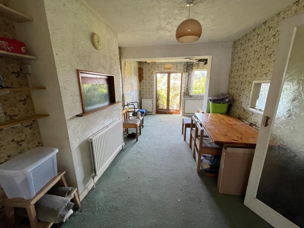 Lot: 18 - THREE-BEDROOM HOUSE FOR IMPROVEMENT - Dining room looking through to garden